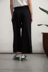 Pantalón blanco de corte ancho, con bolsillos laterales y lazo en la cintura.