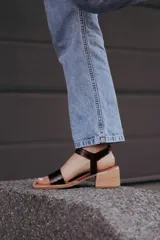 Sandalias negras de cuero con textura de cocodrilo, taco foliado en madera de 6cm y hebilla plateada.