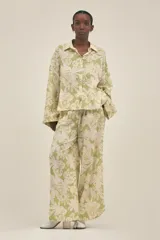 Camisa de manga larga con estampado floral en tonos verde y blanco, de corte holgado.