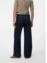 Pantalón de jean azul oscuro de corte amplio con bolsillos delanteros y traseros.