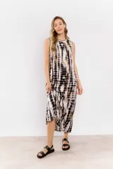 Sandalias negras de cuero con dos tiras anchas en el empeine y hebilla lateral ajustable.