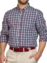 Camisa de hombre a cuadros en tonos azul, rojo y blanco, de manga larga y corte clásico. Incluye cuello abotonado y bolsillo en el pecho.