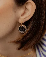 Aros colgantes dorados con dije circular de resina negra con strass.