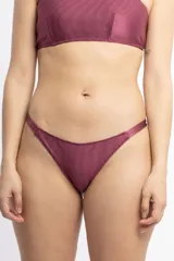 Bombacha less color borgoña, de tela texturada con líneas verticales.