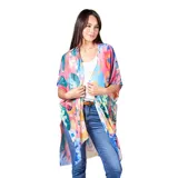 Kimono de gasa sintética liviana con estampado floral multicolor estilo acuarela, de calce suelto y ruedo recto con caída natural.
