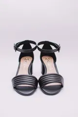 Sandalias doradas de ecocuero con pulsera al tobillo y taco cuadrado.