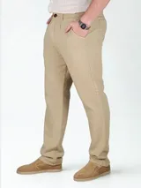 Pantalón de lino color beige, de corte recto, con bolsillos laterales y traseros.