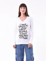 Remera negra de manga larga con estampa de flor en el frente.