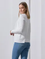 Cardigan tejido color blanco, con cuello en V y textura acanalada.