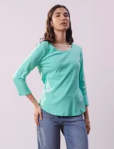 Remera de algodón color verde agua, con escote redondo y mangas 3/4.