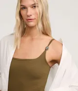 Body femenino color marrón, ajustado, con escote en U y breteles finos dobles que incorporan un adorno de cuentas de carey en el hombro. El tejido es texturizado.