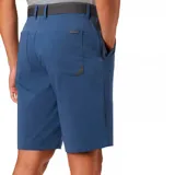 Short de hombre color verde oliva, con bolsillos laterales y traseros con cierre. Protección solar UPF 50 y repelencia al agua.