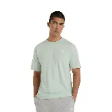Camiseta de hombre New Balance color verde agua, de corte clásico y manga corta, con logo estampado en el pecho.
