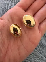 Aros enchapados en oro de 18k con forma circular, elaborados en cobre.