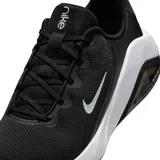Championes Nike Bella 7 color negro con detalles en blanco, diseñados para entrenamiento, con capellada de malla elástica y transpirable, tecnología Air Zoom en el talón y suela de goma.
