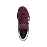 Championes Adidas Handball Spezial color bordó con las tres tiras blancas y suela color caramelo.
