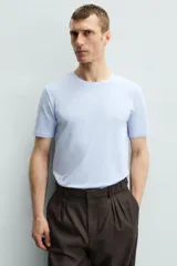 Camiseta slim fit de manga corta y cuello redondo, confeccionada en tejido de algodón con elasticidad.