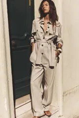 Pantalón marrón de lino, de tiro alto, con bolsillos delanteros y traseros.