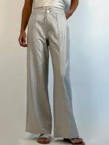 Pantalón plateado de corte recto, con bolsillos laterales y cintura alta.
