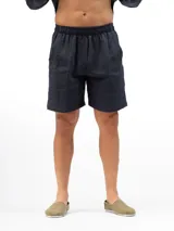 Shorts de lino color azul marino, con cintura elástica y bolsillos laterales y trasero.