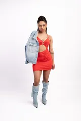 Minivestido negro ajustado con breteles finos, escote con abertura circular y cut-out en la cintura.