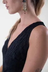 Body negro con encaje y transparencias, escote en V y sin mangas.