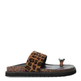 Sandalias negras con base de corcho y detalle de metal plateado en la tira del dedo.