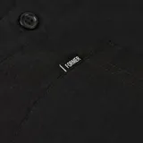 Camisa de manga corta color negro, con cuello camisero y un bolsillo pequeño en el pecho.