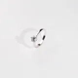 Anillo solitario de Plata 925 con circonia de 6mm engarzada en 6 puntas.