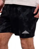 Short de baño azul con cintura elastizada, cordón de ajuste y logo de triángulo amarillo en la pierna derecha.