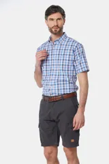 Bermuda cargo color gris oscuro, con bolsillos laterales y traseros con solapa. Incluye cinturón de cuero marrón.