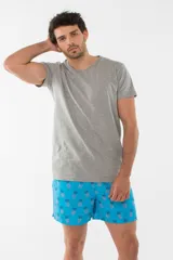 Short de baño azul con estampado de hojas de palmera en tonos azules, blancos y rosados.