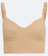 Blusa cropped color beige, de lino, con escote corazón y tirantes anchos.
