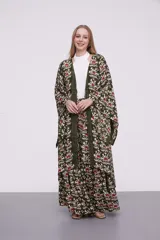 Kimono largo con estampado de animal print en tonos marrón y negro, de corte holgado.