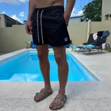 Short de baño verde esmeralda con cintura elástica y cordón ajustable.