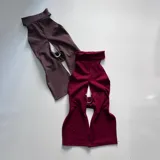 Top sin mangas con diseño ajustado y cuello alto, disponible en colores marrón y burdeos.