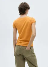 Remera color naranja con cuello redondo y mangas cortas con dobladillo. Estampado frontal con el logo de la marca.