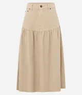 Pollera midi color beige confeccionada en sarga de algodón certificado BCI, con cintura alta y pasadores, bolsillos frontales, recorte en la cadera con frunces y cierre de botón y cremallera.