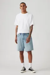 Bermuda de jean celeste de corte amplio, con bolsillos delanteros y traseros.