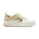 Zapatilla deportiva en color blanco con detalles dorados, diseñada para comodidad y estilo.