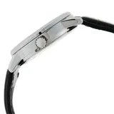 Reloj Casio plateado con correa de cuero negra, esfera plateada con números romanos y agujas plateadas.