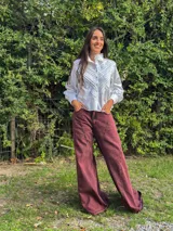 Pantalón jean wide leg de tiro alto, color azul denim con paneles laterales blancos.