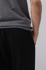 Pantalón negro de lino y viscosa, corte recto, con cintura elástica ajustable con cordón.