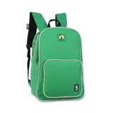 Mochila de color verde con ribetes blancos, con logo del equipo Boston Celtics en la parte superior y logo de la NBA en el bolsillo frontal. Cuenta con correas negras acolchadas y espalda con tela mesh.