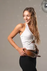 Musculosa blanca con escote halter, corte en el abdomen y aro metálico en el centro del pecho.