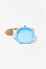 Reloj de pulsera color naranja con caja cuadrada y correa de cuero sintético.