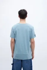 Remera blanca de algodón con cuello redondo y manga corta. Estampado fotográfico en el pecho con texto.