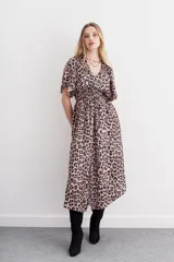 Vestido midi con estampado animal print, mangas cortas amplias, escote en V, cintura elastizada tipo nido de abeja, tajo central y ruedo asimétrico en picos.