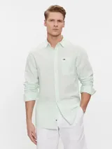 Camisa de corte regular en mezcla de algodón y lino, color verde, con cierre de botones y bolsillo de parche.