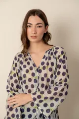 Camisa de dama estampada con lunares grandes color azul marino sobre fondo blanco.